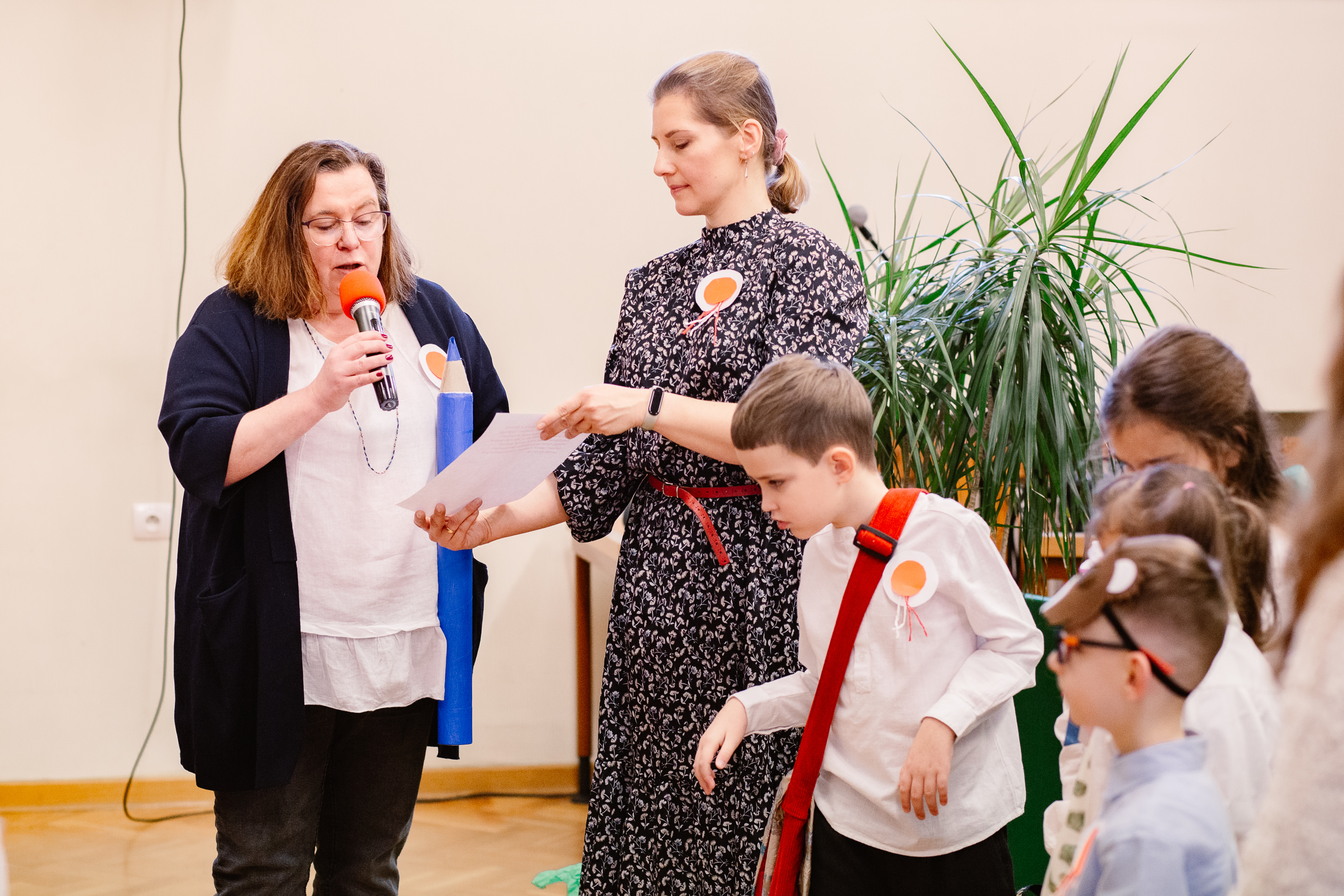 Dyrektor Dorota Gronowska odczytuje tekst ślubowania.