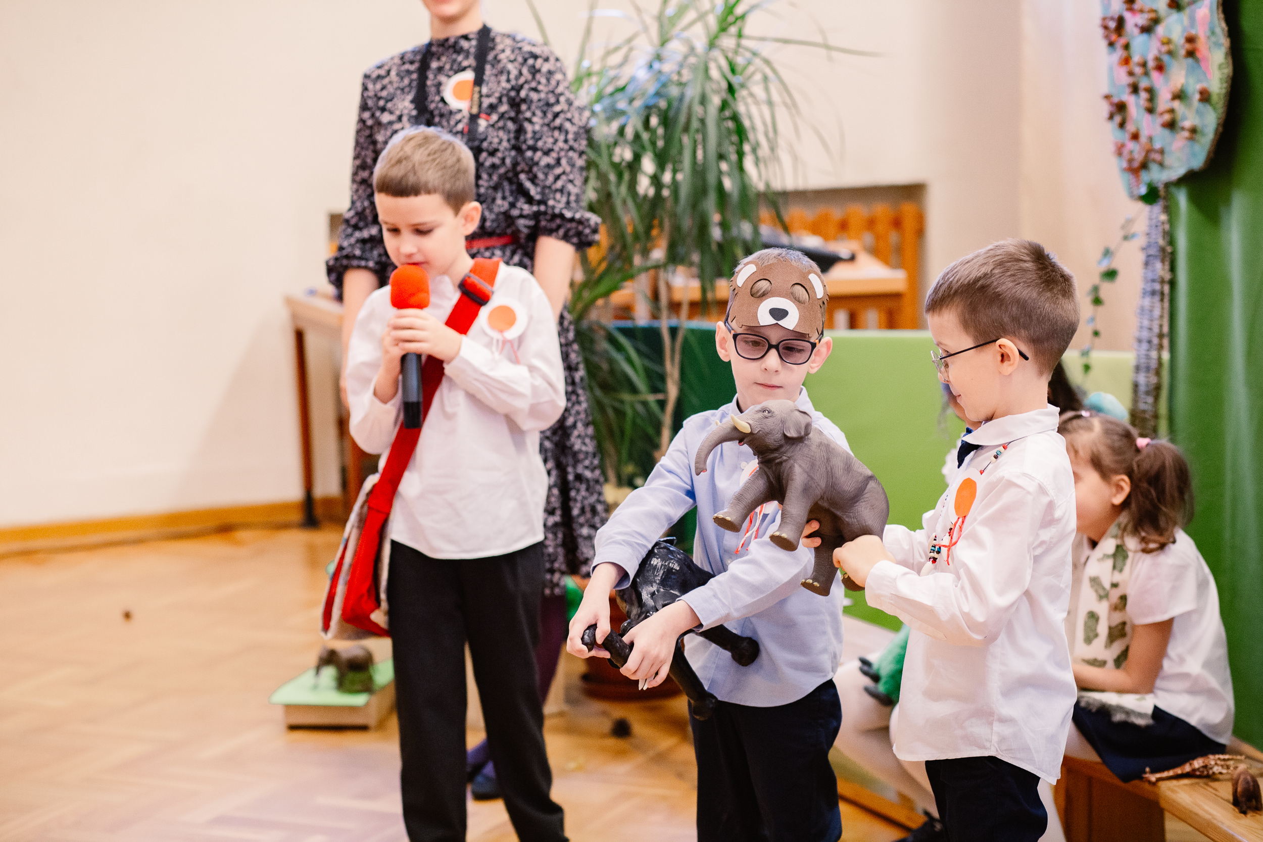 Uczniowie pokazują figurki słoni.
