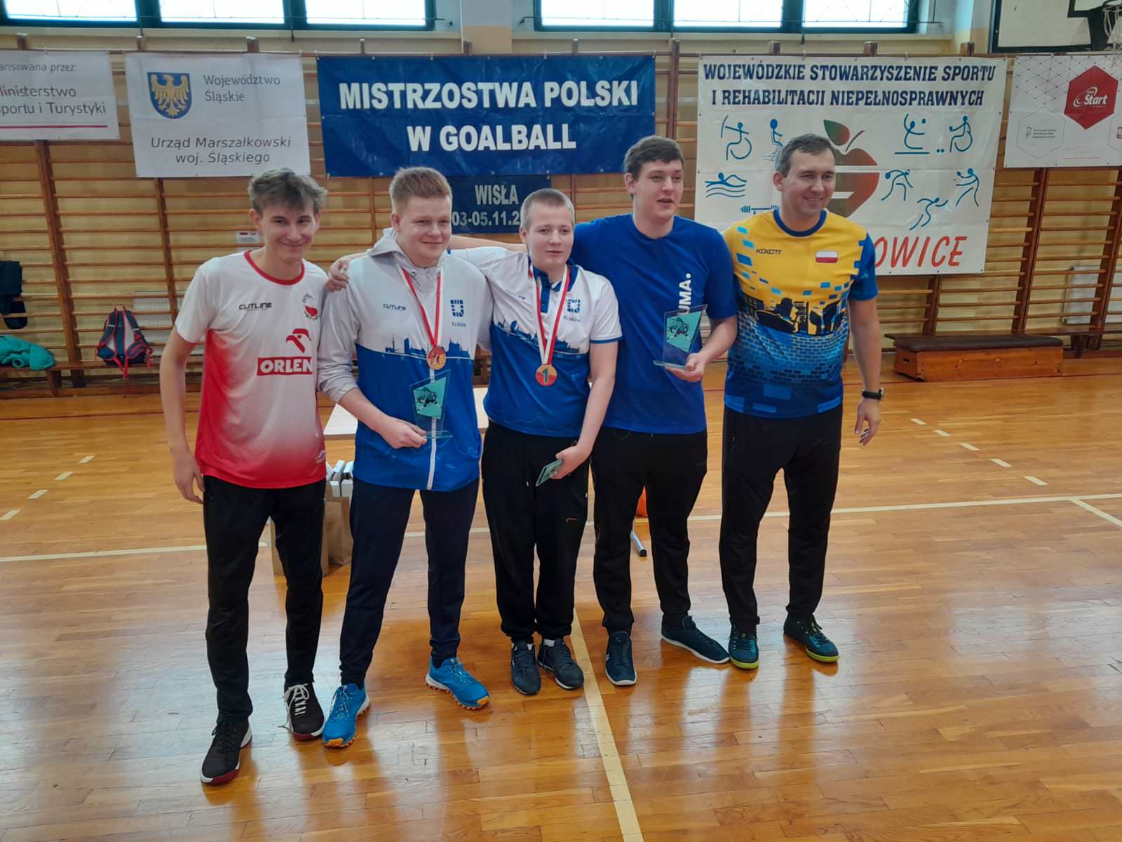 Zdjęcie grupowe drużyny z medalami.