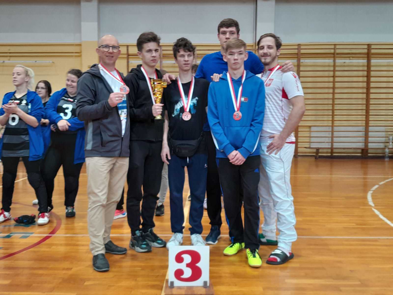 Zdjęcie drużyny z medalami.