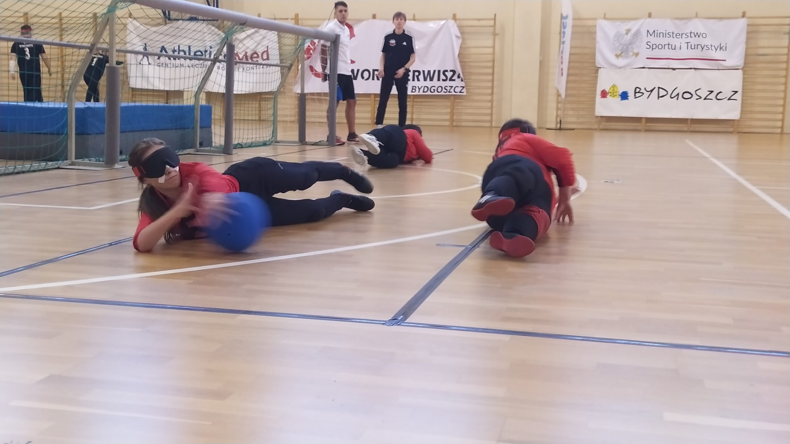 Zawodniczka łapie piłkę.