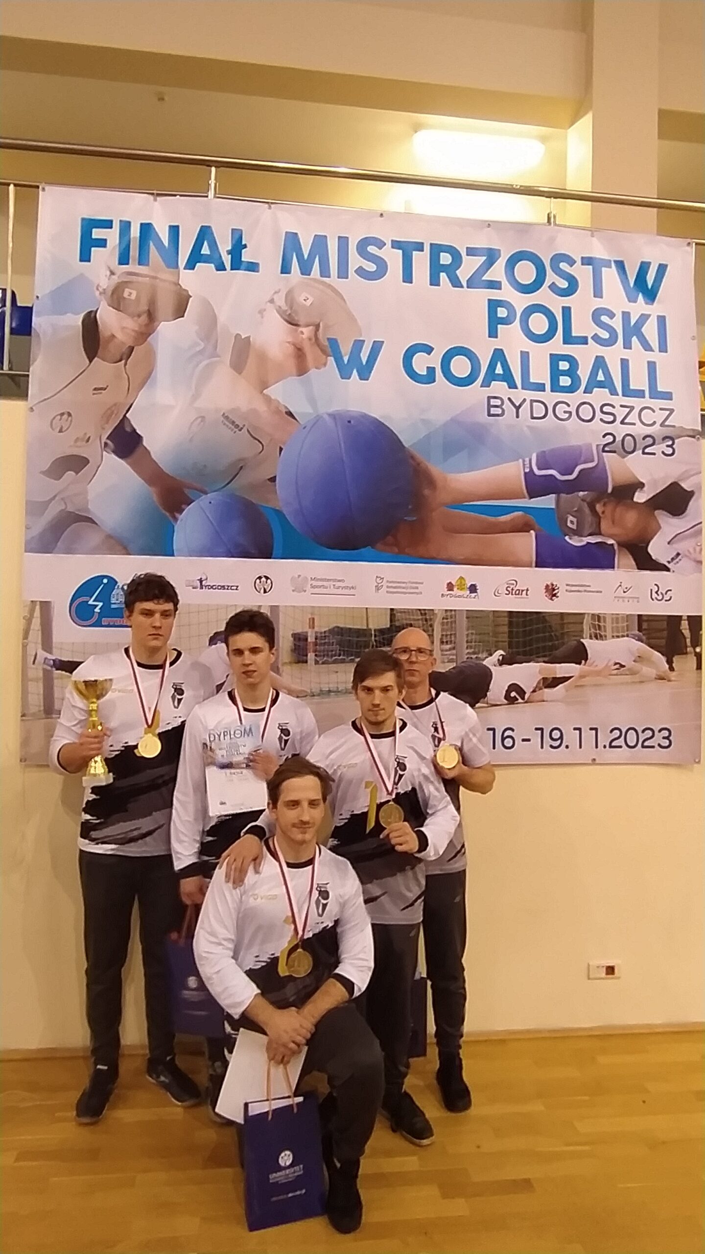 Zdjęcie wspólne drużyny męskiej z trenerem.