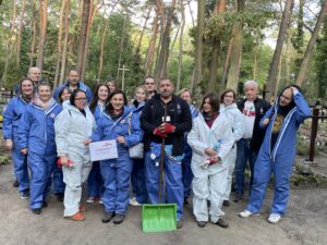 Zdjęcie grupowe wolontariuszy w strojach roboczych.