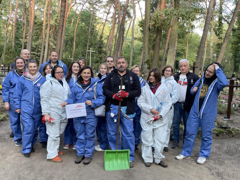 Zdjęcie grupowe wolontariuszy w strojach roboczych.