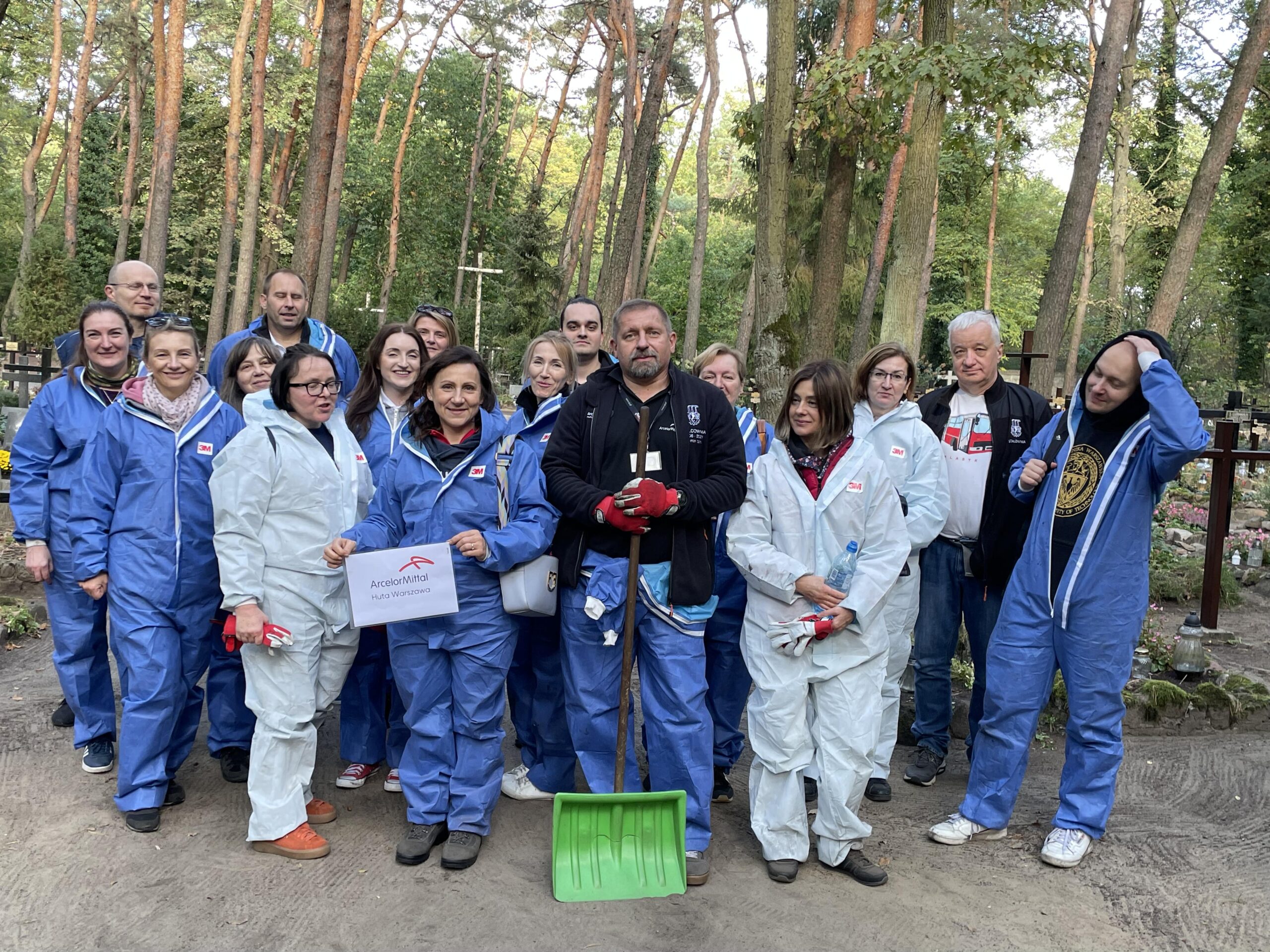 Zdjęcie grupowe wolontariuszy w strojach roboczych.