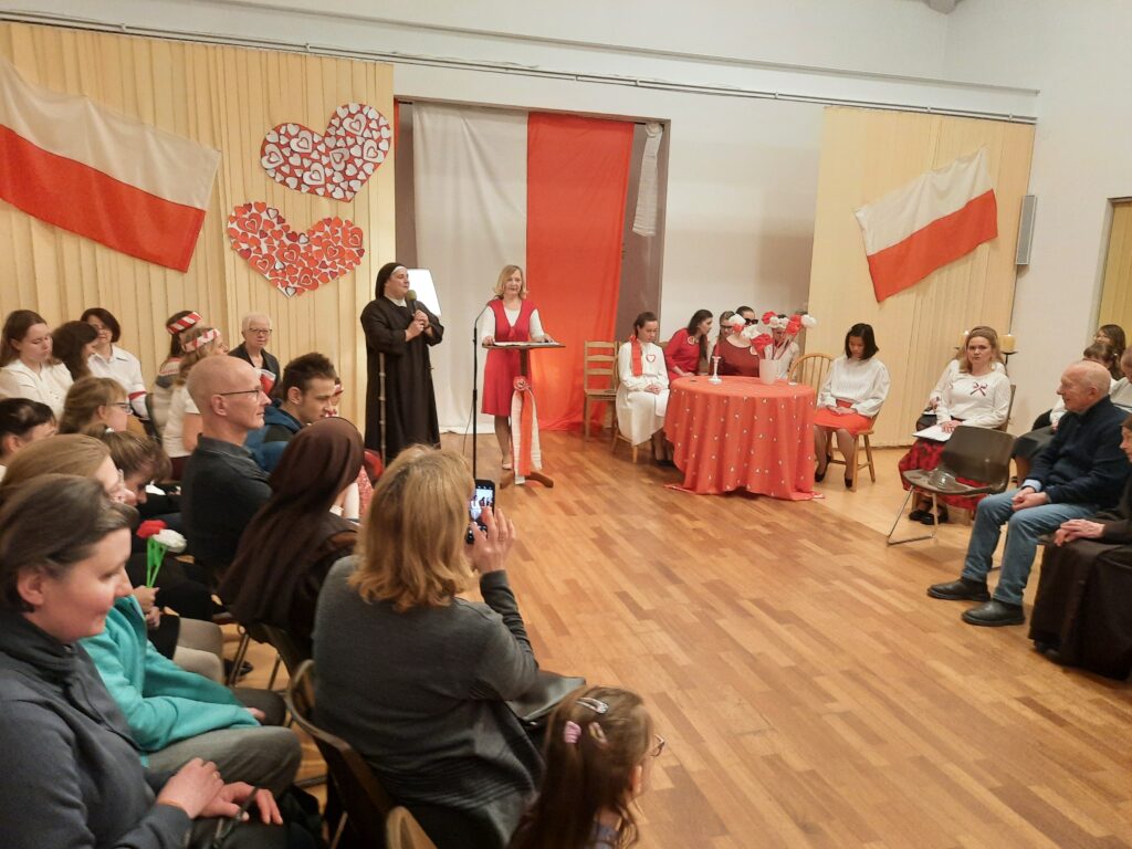 Kierownik Siostra Marta wita gości przybyłych na Wieczornicę