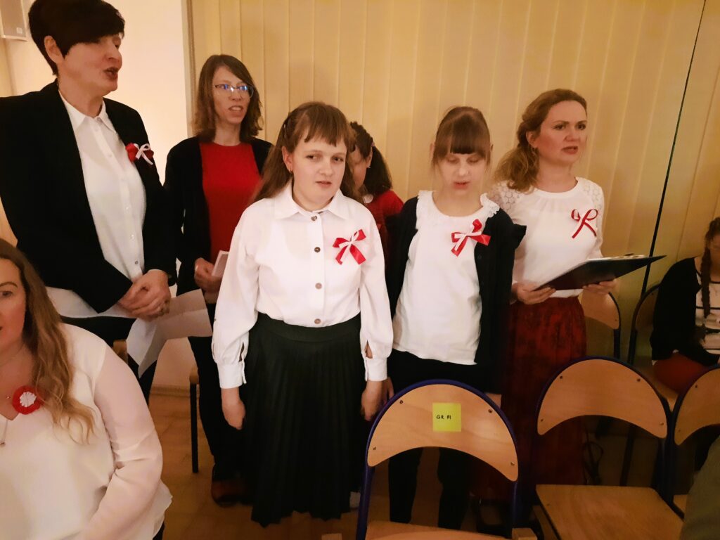 Grupa III z wychowawczyniami podczas śpiewania pieśni O mój rozmarynie