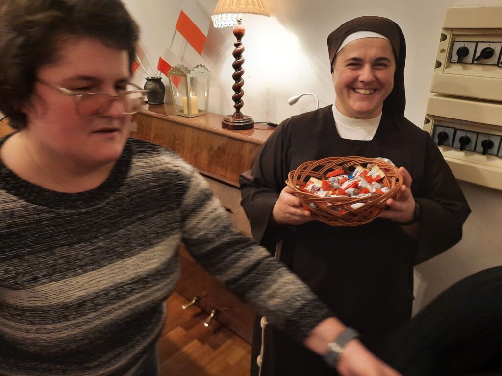 Siostra Marta na koniec  uroczystości częstuje  słodkościami