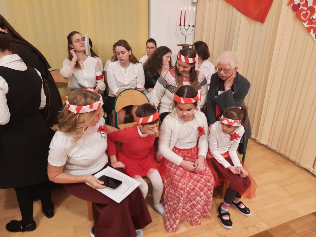 Grupa I z wychowawczyniami oraz z tyłu dziewczęta z grupy VI