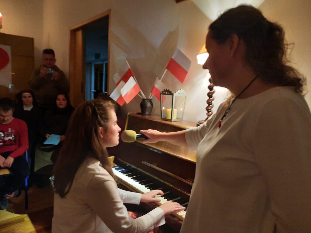 Ola  śpiewa i gra na pianinie utwór  pt. "Ojczyzno ma"