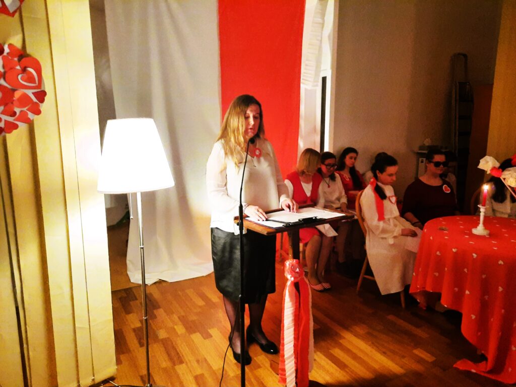 Pani Małgosia recytuje wiersz C.K. Norwida pt.  "Moja piosnka"