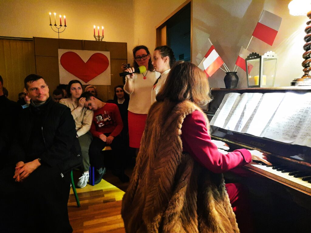 Julia  śpiewa pieśń  " Leci liście z drzewa "Fryderyka Chopina  przy akompaniamencie pani Hanny Szablewskiej