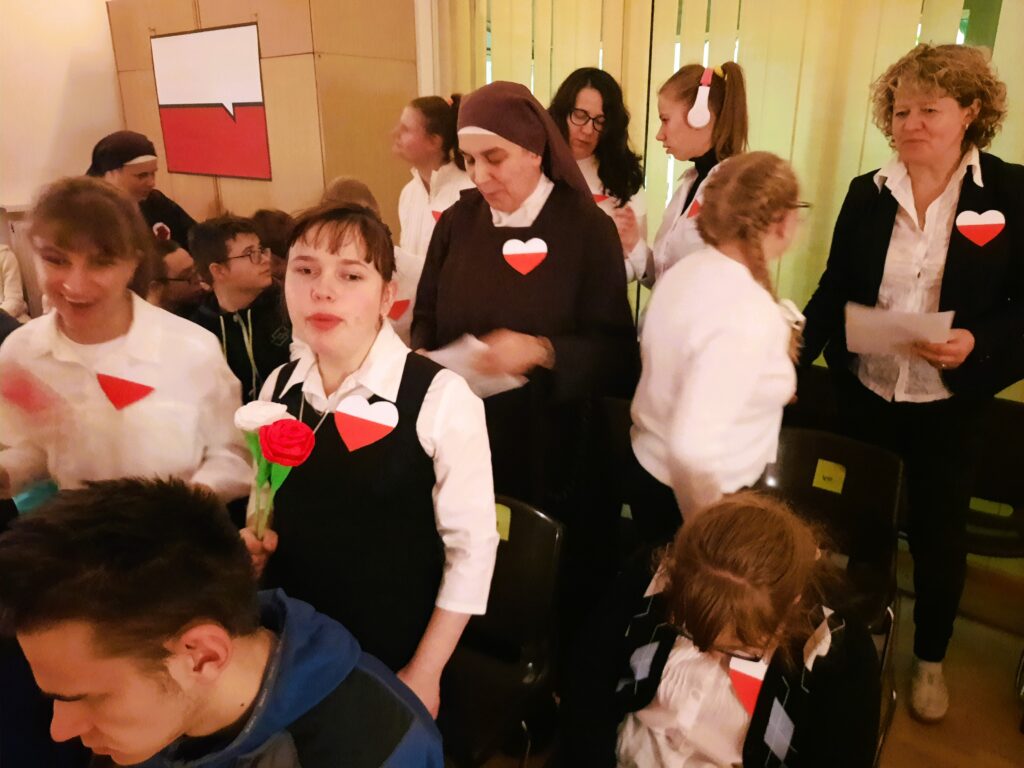 Wychowanki grupy VIII  wraz z wychowawczyniami śpiewają Pierwszą Kadrową