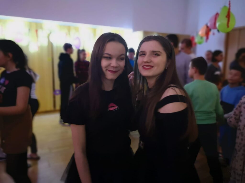 Uczestniczki zabawy Oliwia i Nikola ubrane na czarno