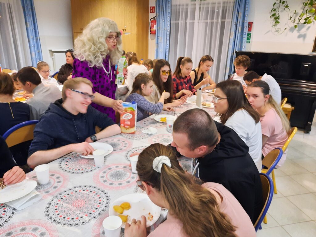 Na jadalni przy stole siedzą grupy V i VI wraz z chłopcami pod opieką Pani Izy