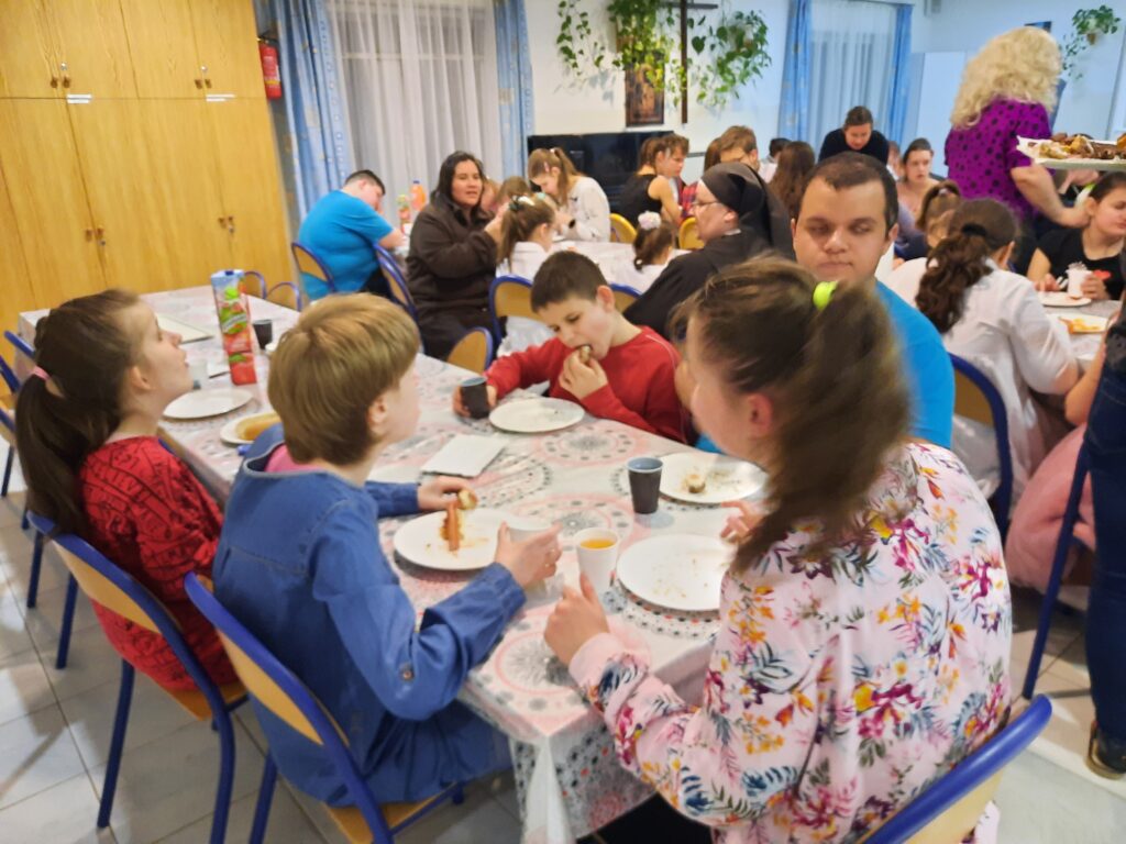 Podczas kolacji wychowanki grupy IV i VIII wraz z chłopcami