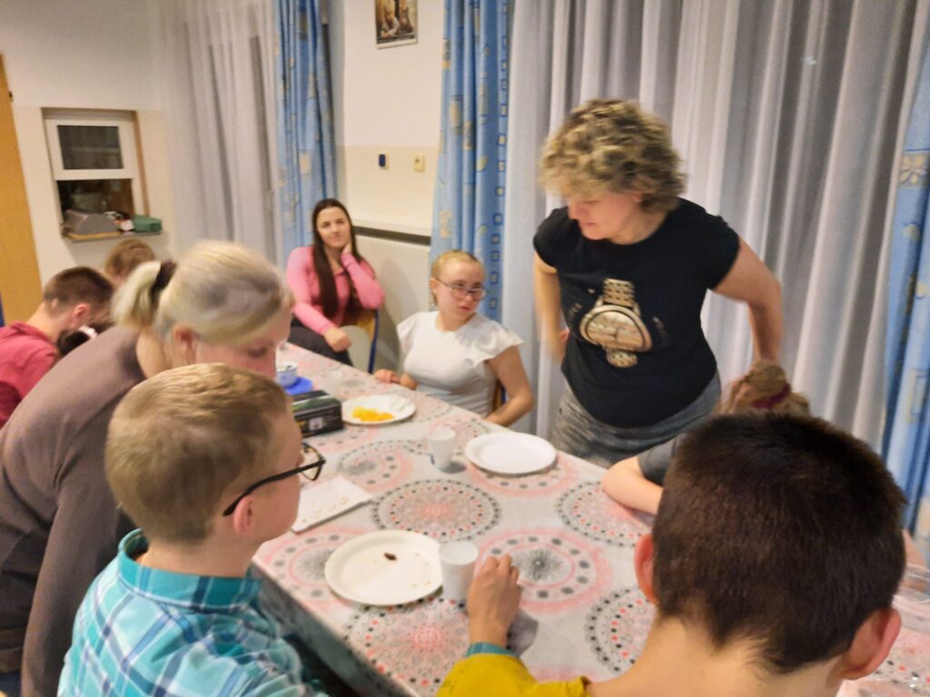 Pani Monika z dziewczynami i chłopcami