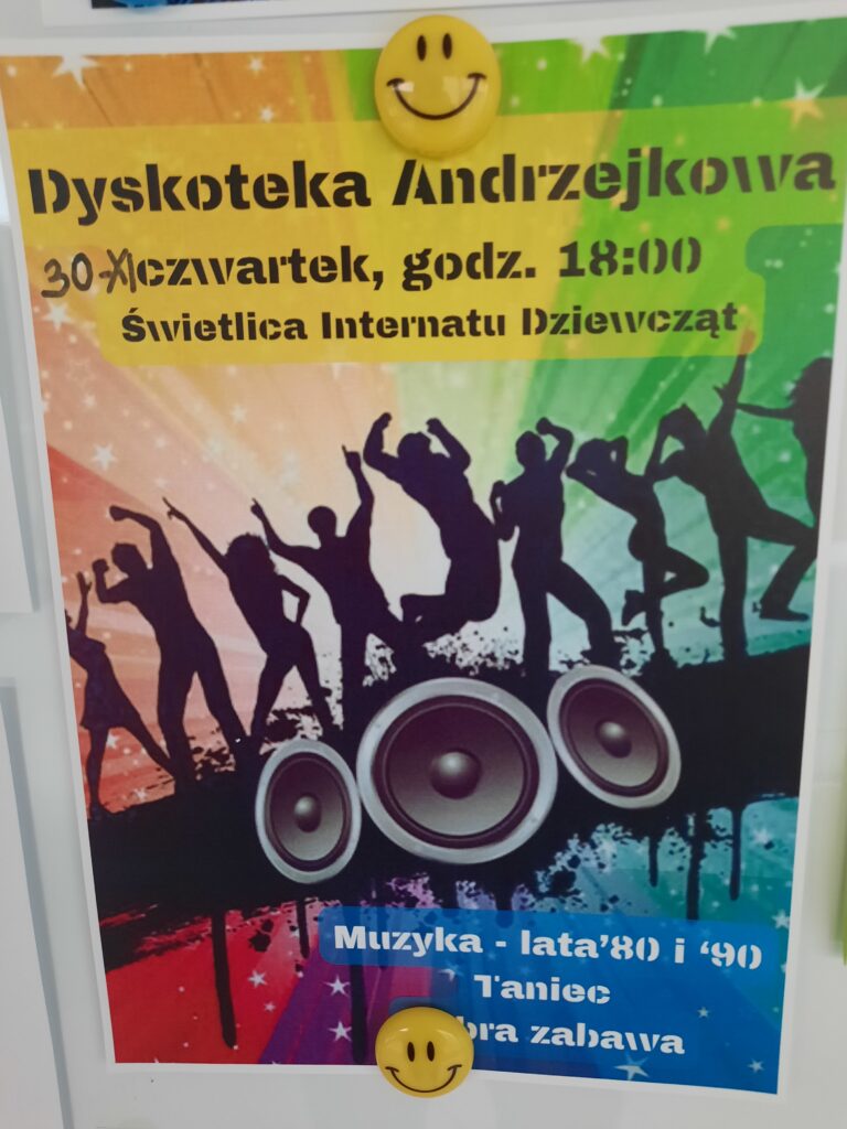 Na Zaproszeniu na dyskotekę andrzejkową widać roztańczone pary, dyskoteka w klimacie lat 80, 90 - tych rozpocznie się o godzinie 18.00.