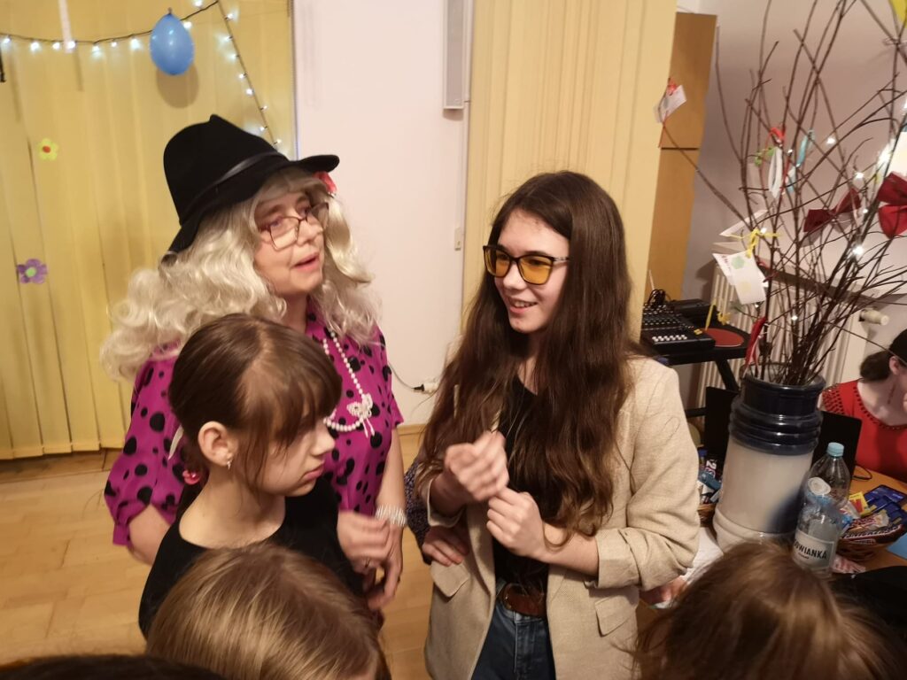 Pani Iza z dziewczynami na dyskotece