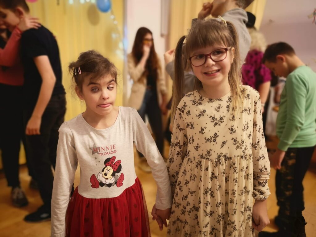 Maja w biało czerwonej sukience i Daryna w jasnej sukience w kwiatki