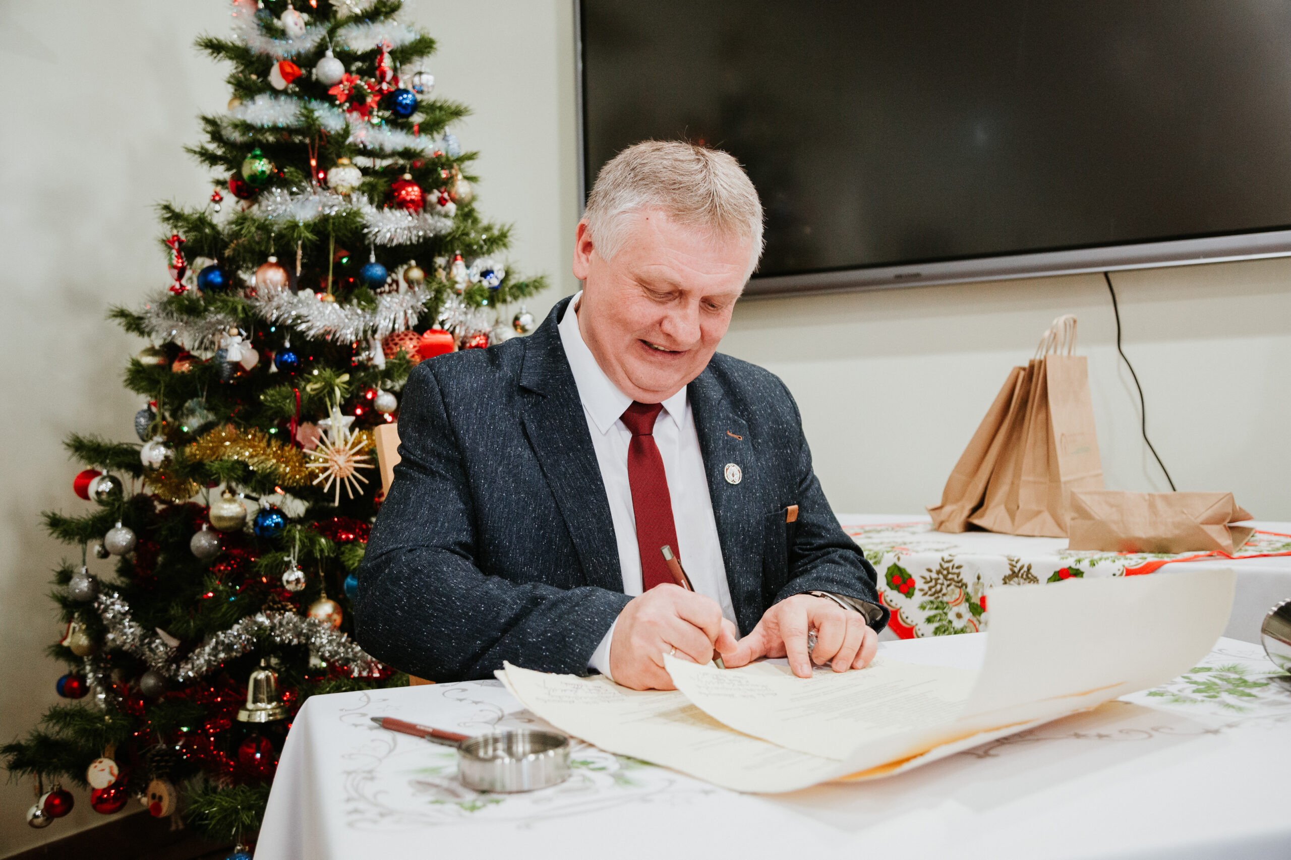 Piotr Dziuba podpisuje akt.