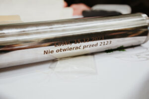 Napis na tubie: "Nie otwierać przed 2123".