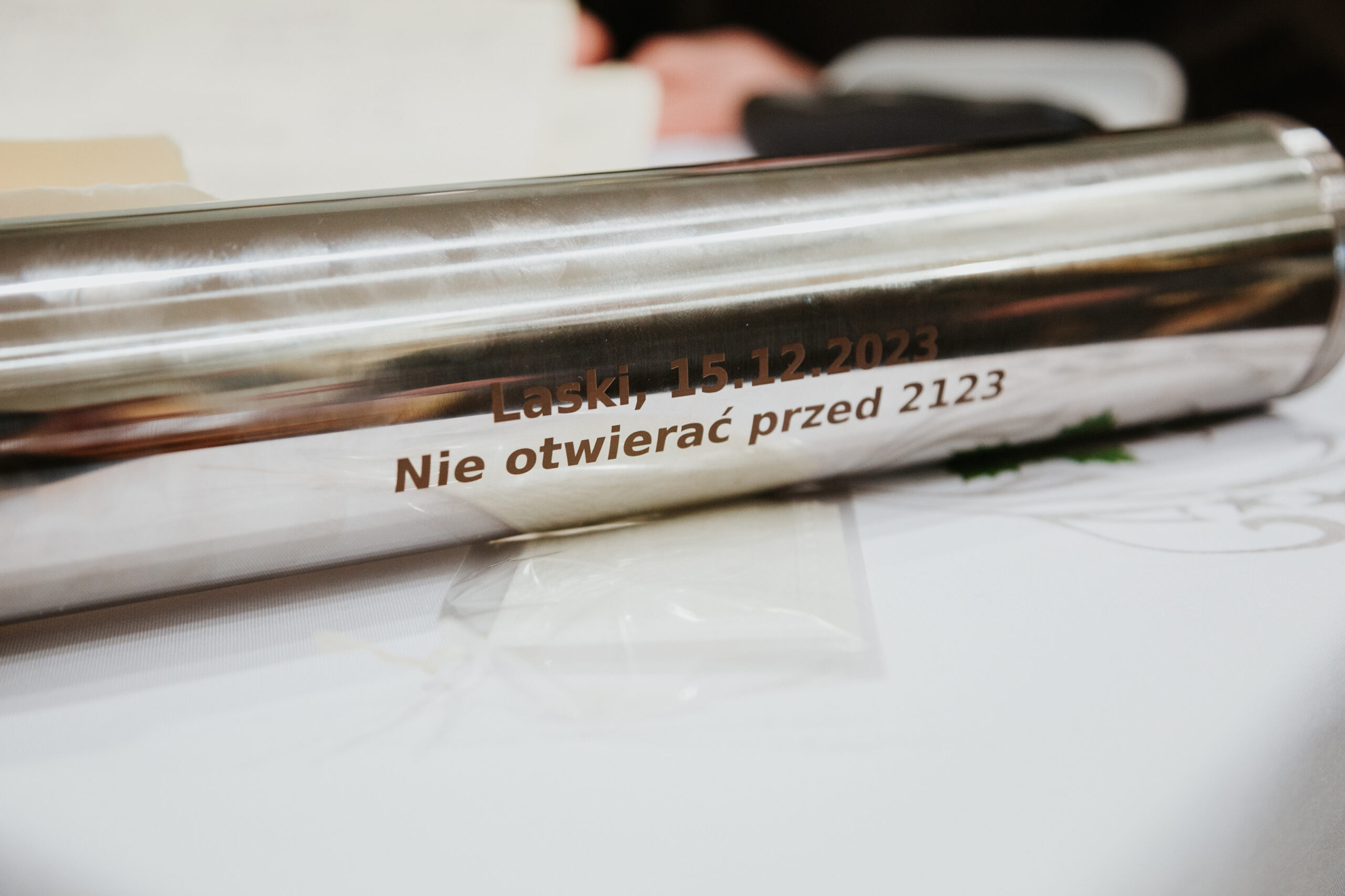 Napis na tubie: "Nie otwierać przed 2123".