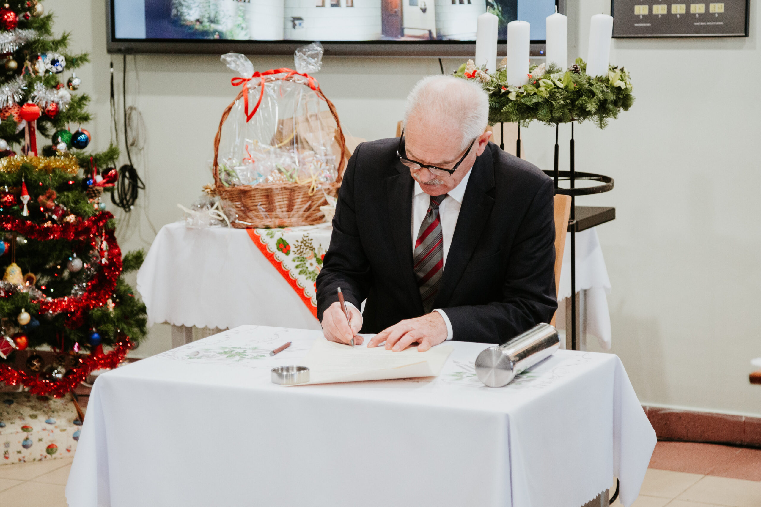 Jan Żychliński podpisuje akt.