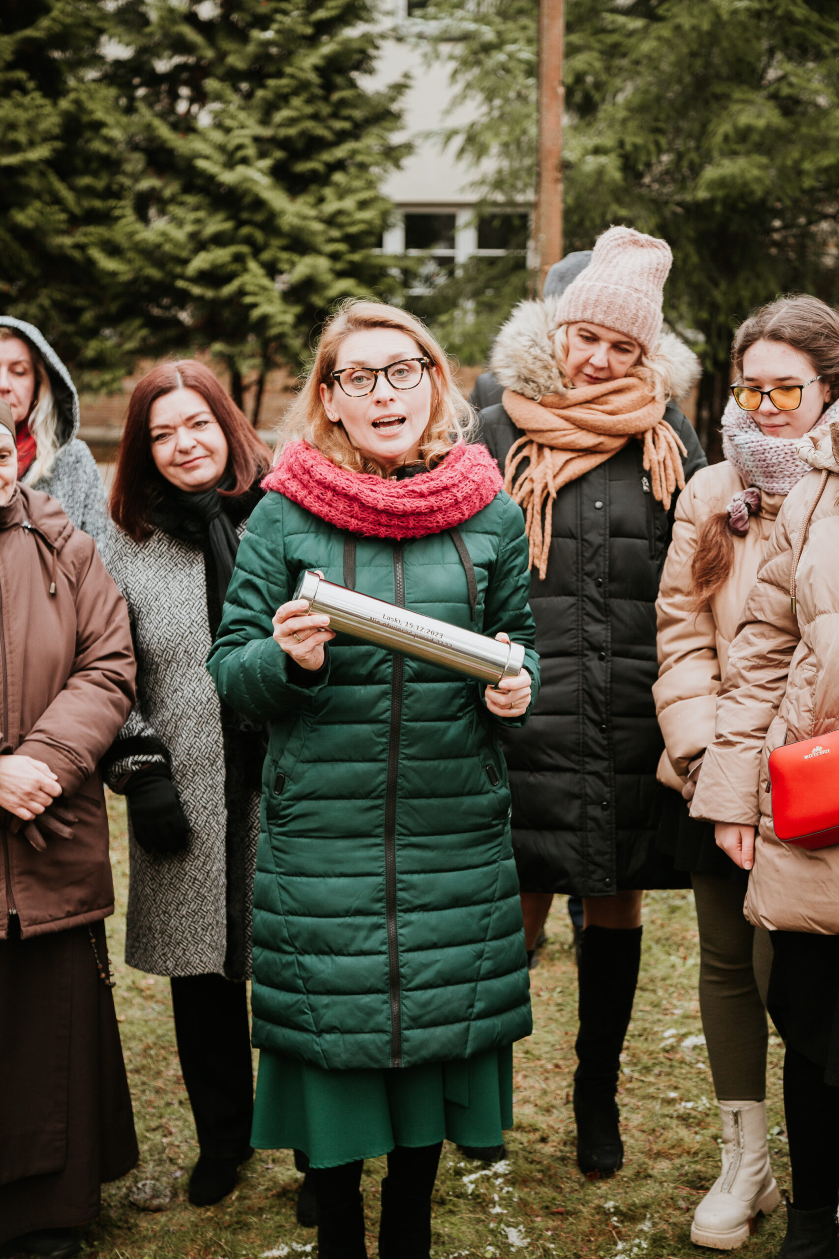 Dyrektor Kamila Miler-Zdanowska trzyma w dłoniach kapsułę.