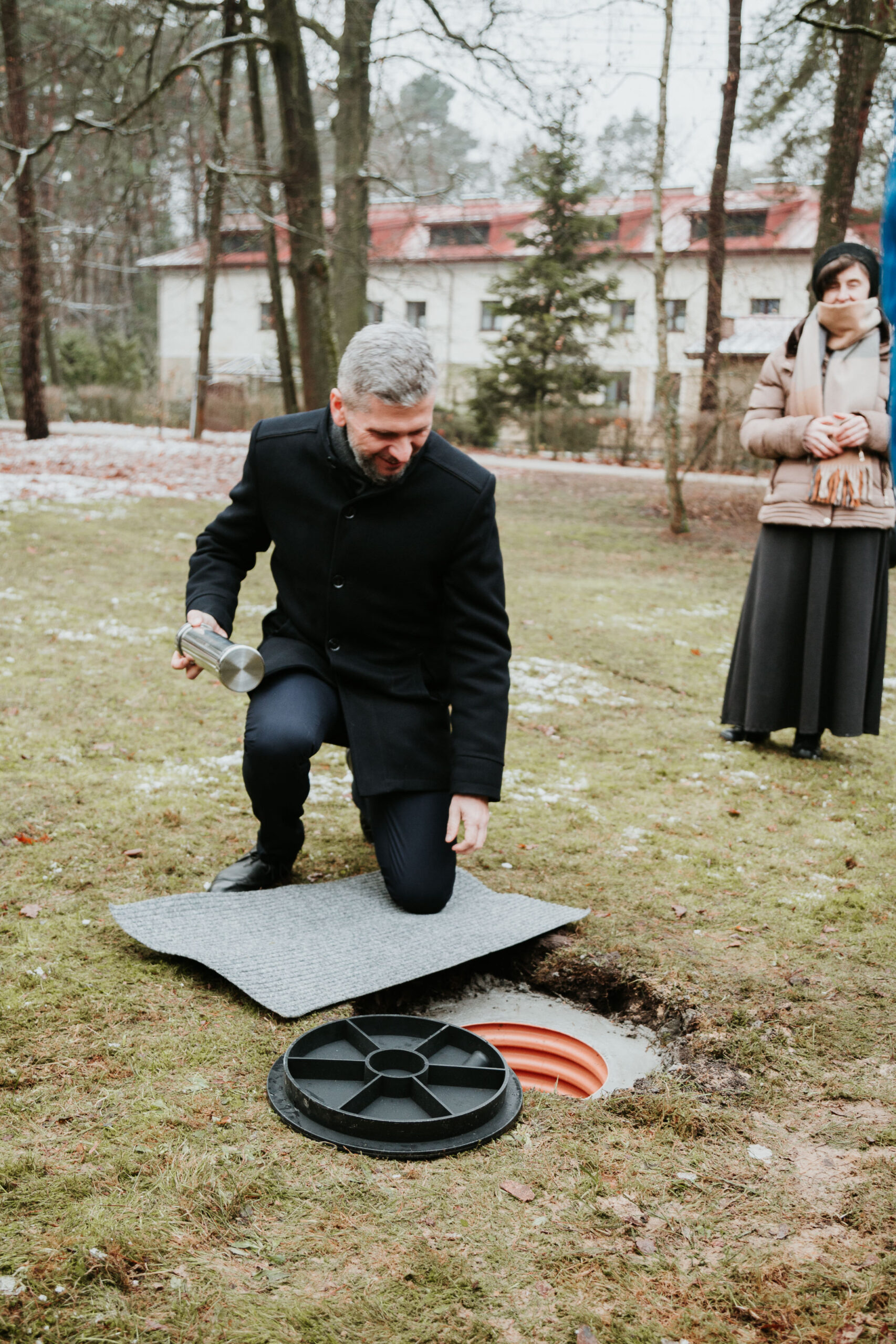 Paweł Kacprzyk szykuje się do schowania kapsuły do dołu.