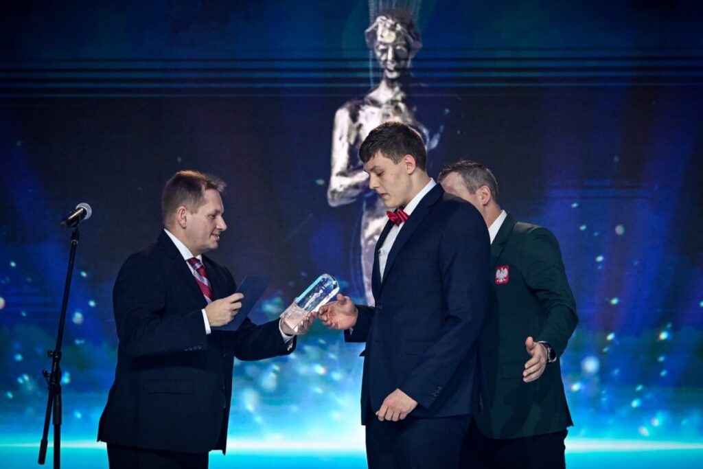 Marcin Czerwiński odbiera statuetkę.