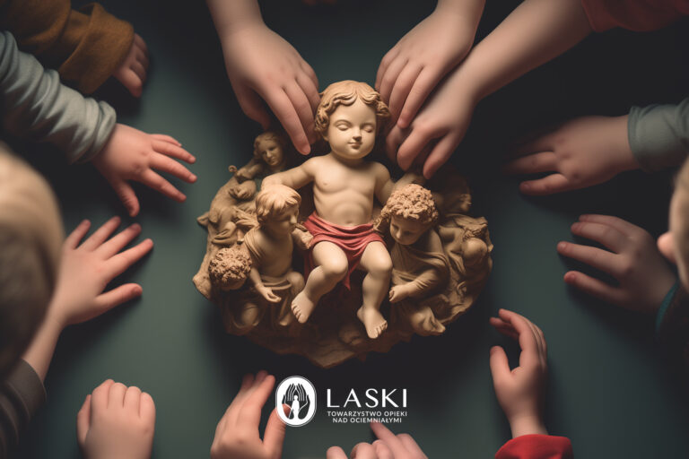 Dzieci wyciągają ręce w kierunku figurki dzieciątka Jezus.