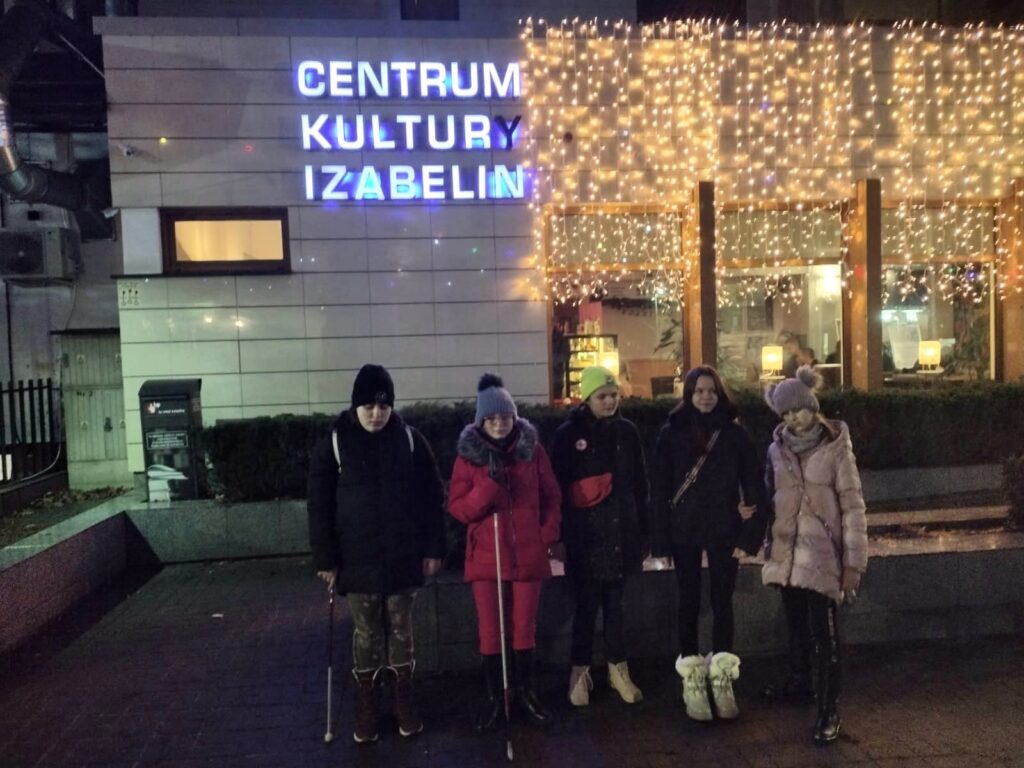 Wychowanki grup 3 i 7 stoją przed Centrum Kultury Izabelin