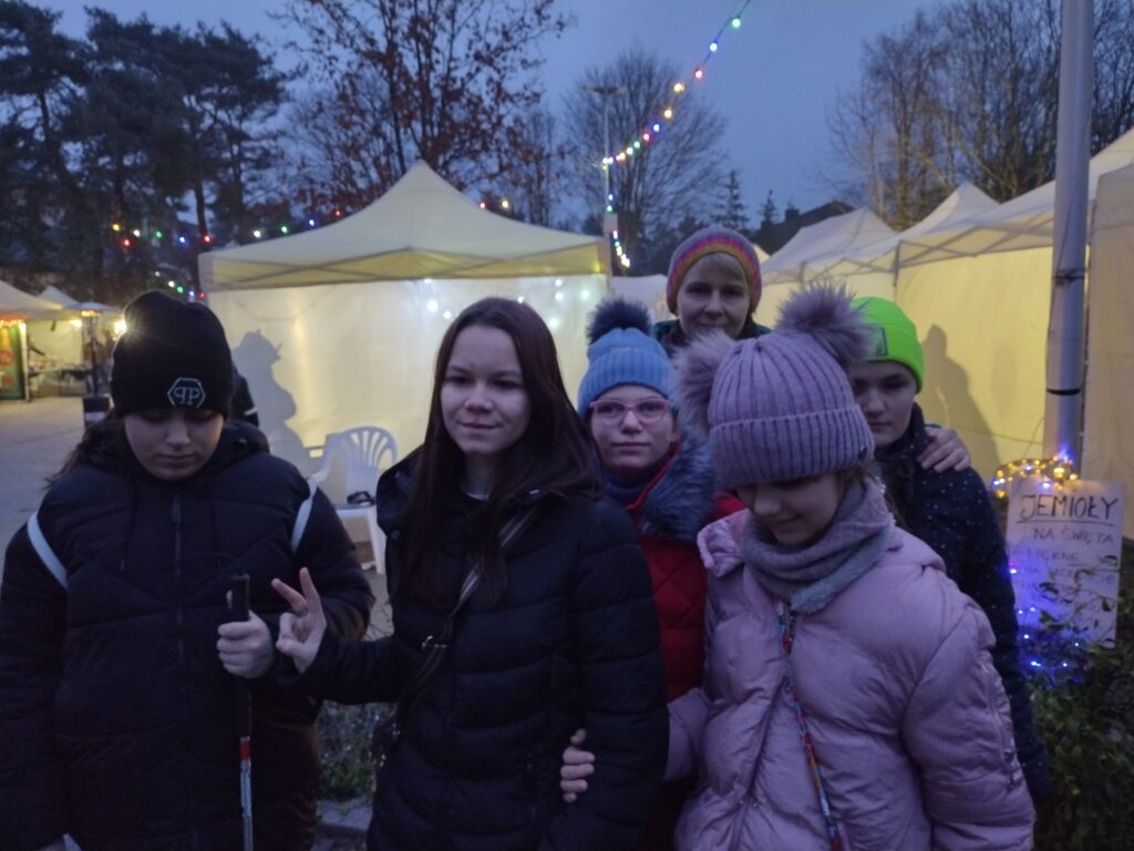 Dziewczęta z panią Basią na Gminnym Jarmarku Świątecznym