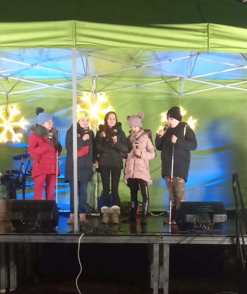 Występ dziewcząt na scenie 
