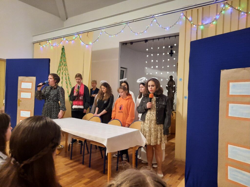 Na koniec scenki wszyscy śpiewają piosenkę