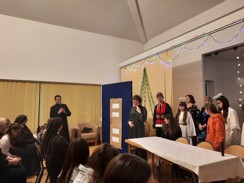 Ksiądz Marek  w trakcie krótkiej przemowy
