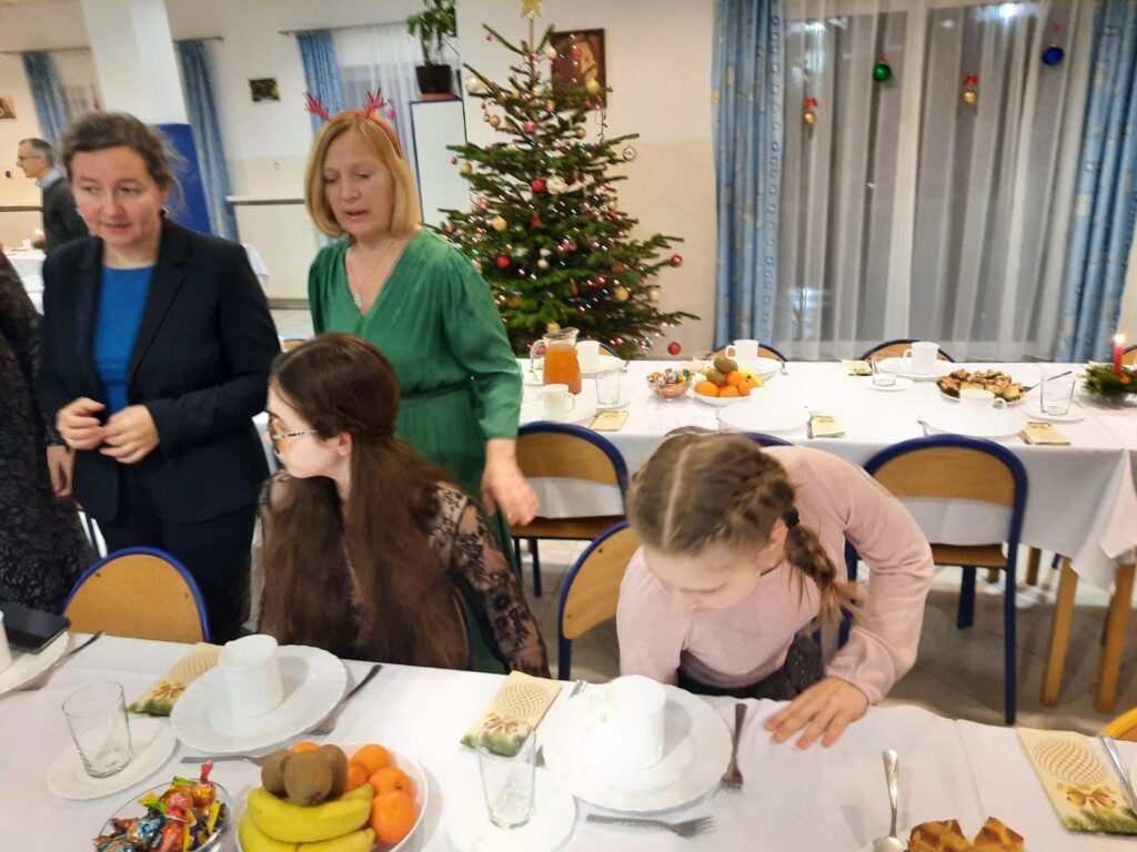 Na jadalni Wychowawczynie grupy 5 oraz dziewczęta