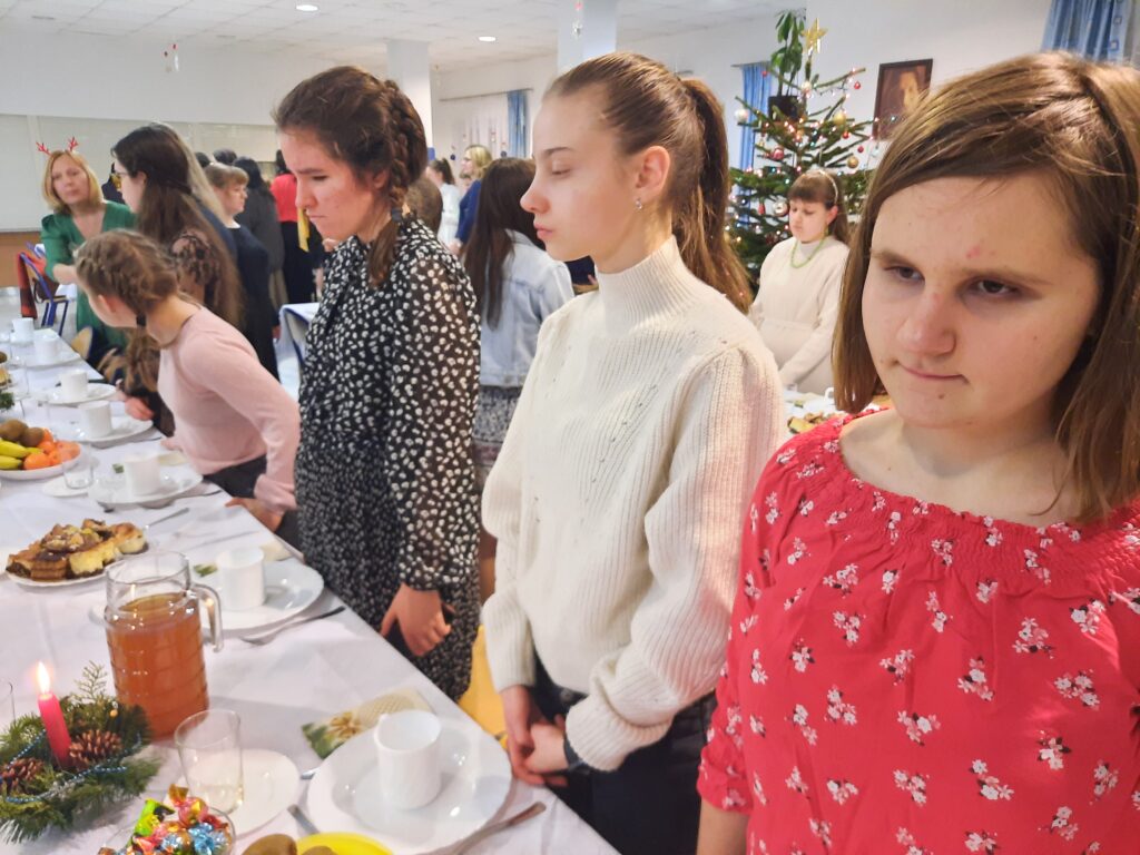 Na jadalni Julka, Valeria, Ola, Lisa, Marharyta, pani Jola