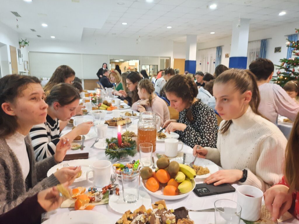 Podczas kolacji wigilijnej dziewczęta  z grup 5 i 6