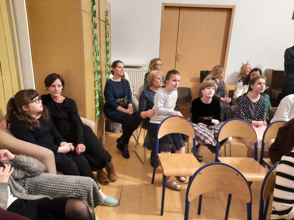 Na świetlicy gromadzą się goście 