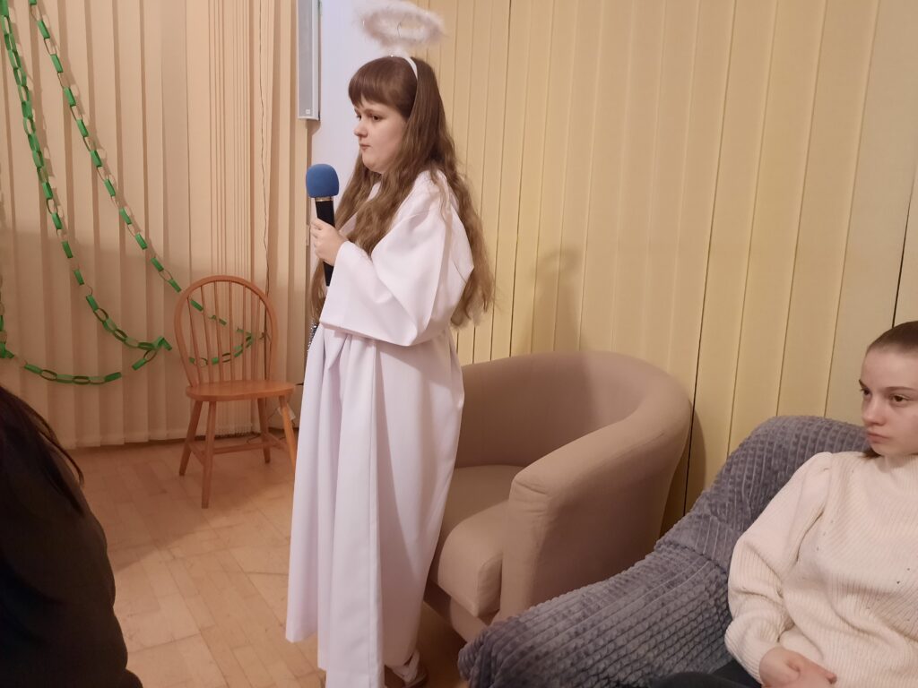 Pierwszy anioł przygotowuje się na przybycie do rodziny
