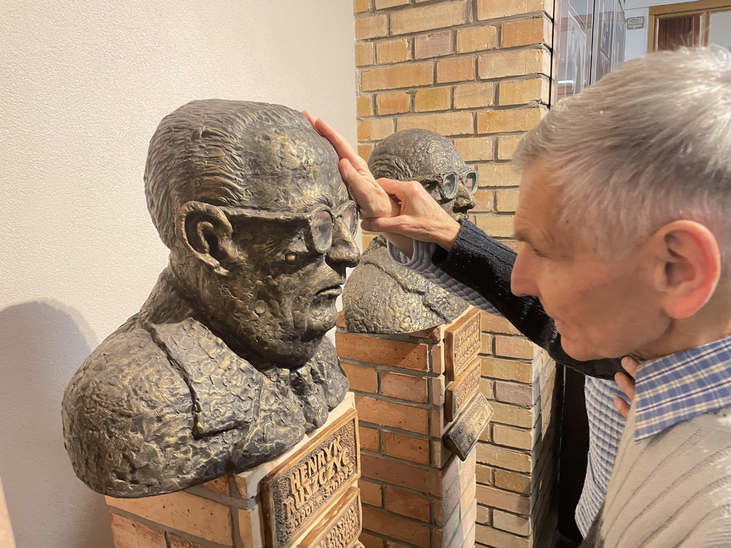 Niewidomi brajlują popiersia.