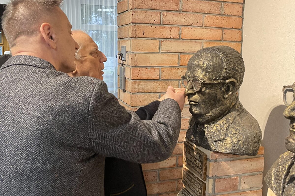 Łukasz Trzeciak opowiada Wacławowi Czyżyckiemu o popiersiu.