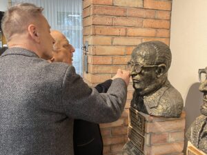 Łukasz Trzeciak opowiada Wacławowi Czyżyckiemu o popiersiu.