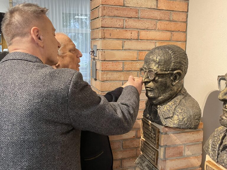 Łukasz Trzeciak opowiada Wacławowi Czyżyckiemu o popiersiu.
