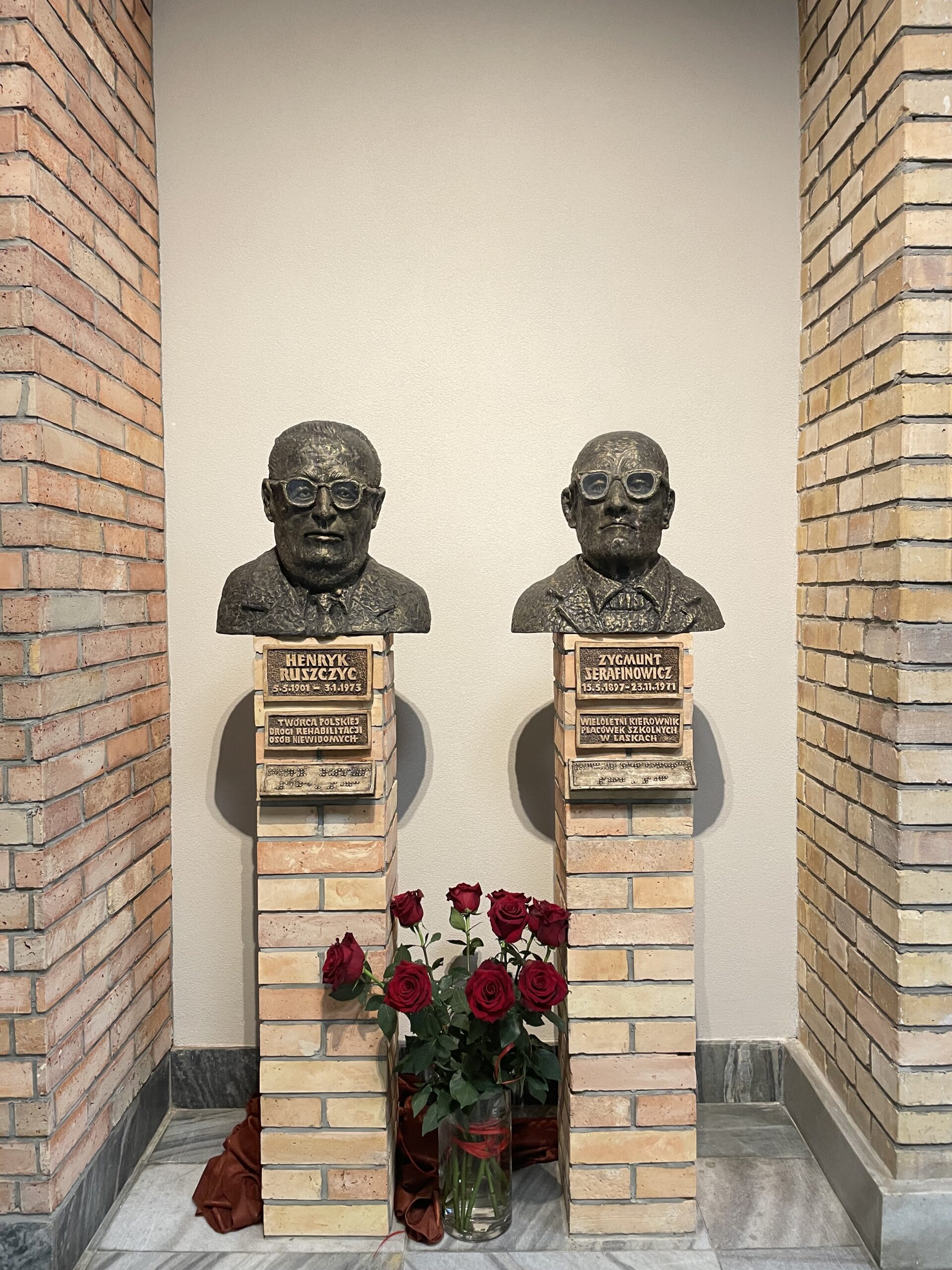 Widok na oba popiersia. Z lewej strony popiersie Henryka Ruszczyca, z prawej Zygmunta Serafinowicza.