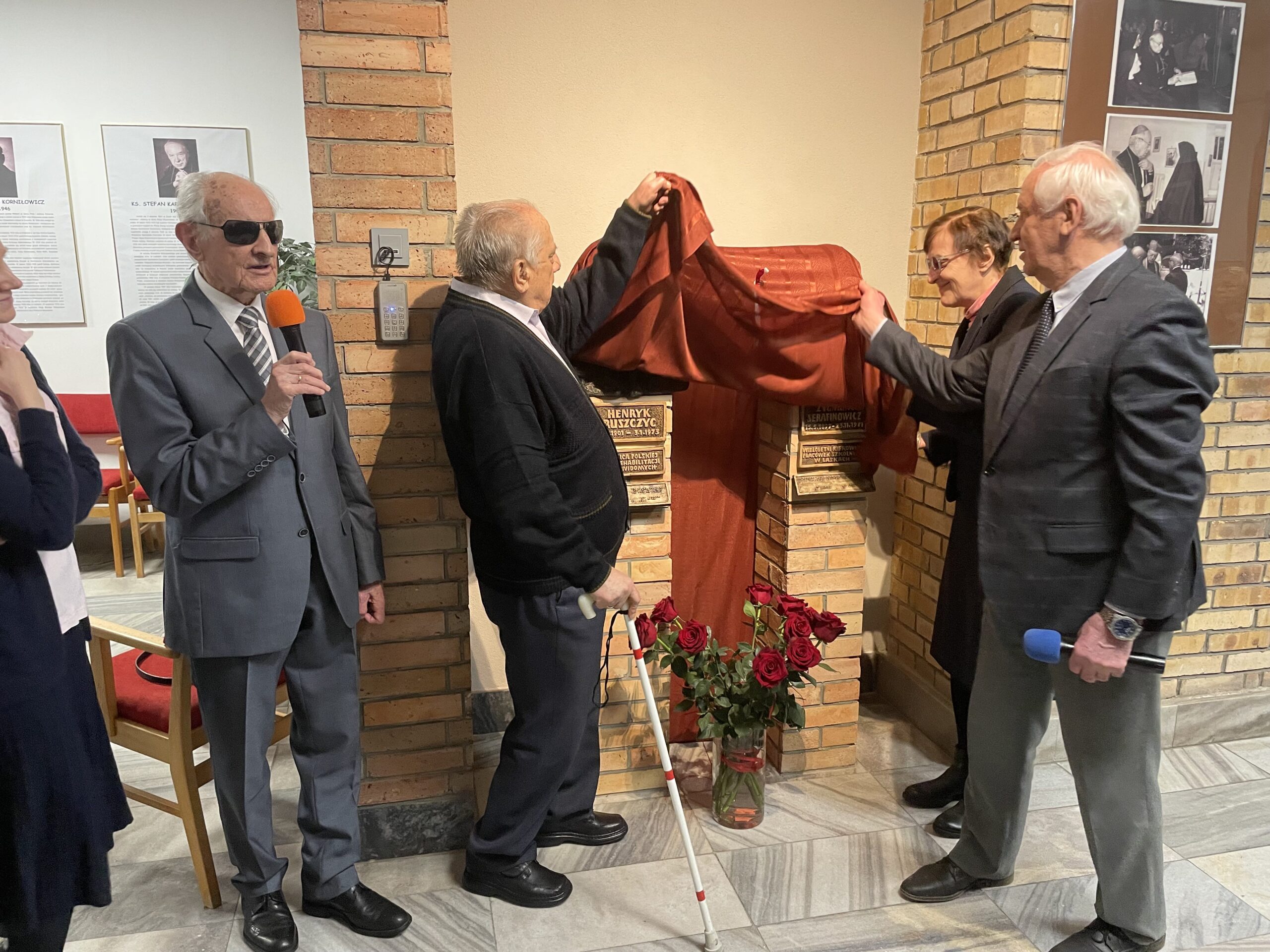 Teresa Dederko, Wacław Czyżycki i Bogdan Włodarczyk odsłaniają popiersia.