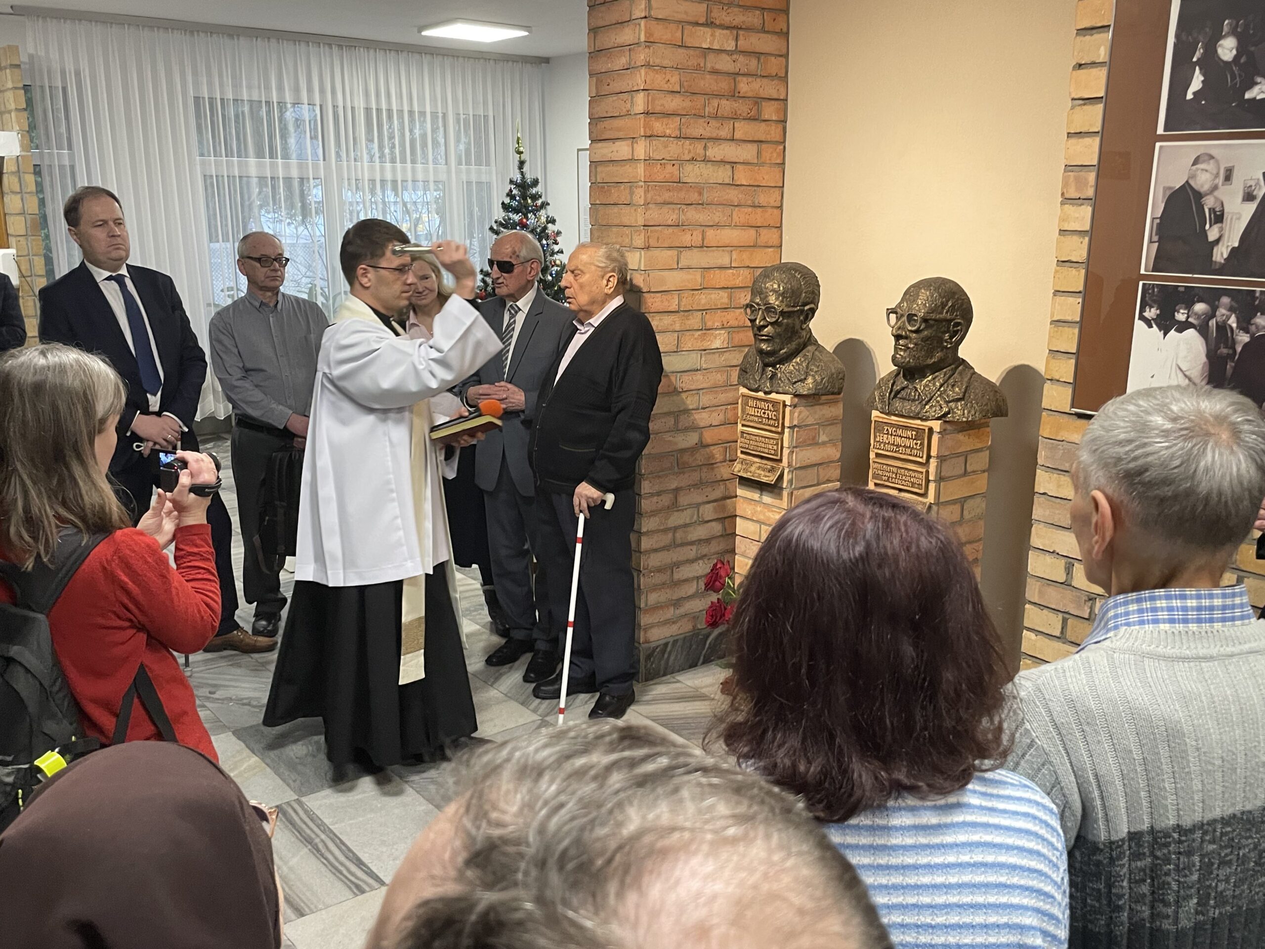 Ksiądz Marek Gątarz błogosławi popiersia.