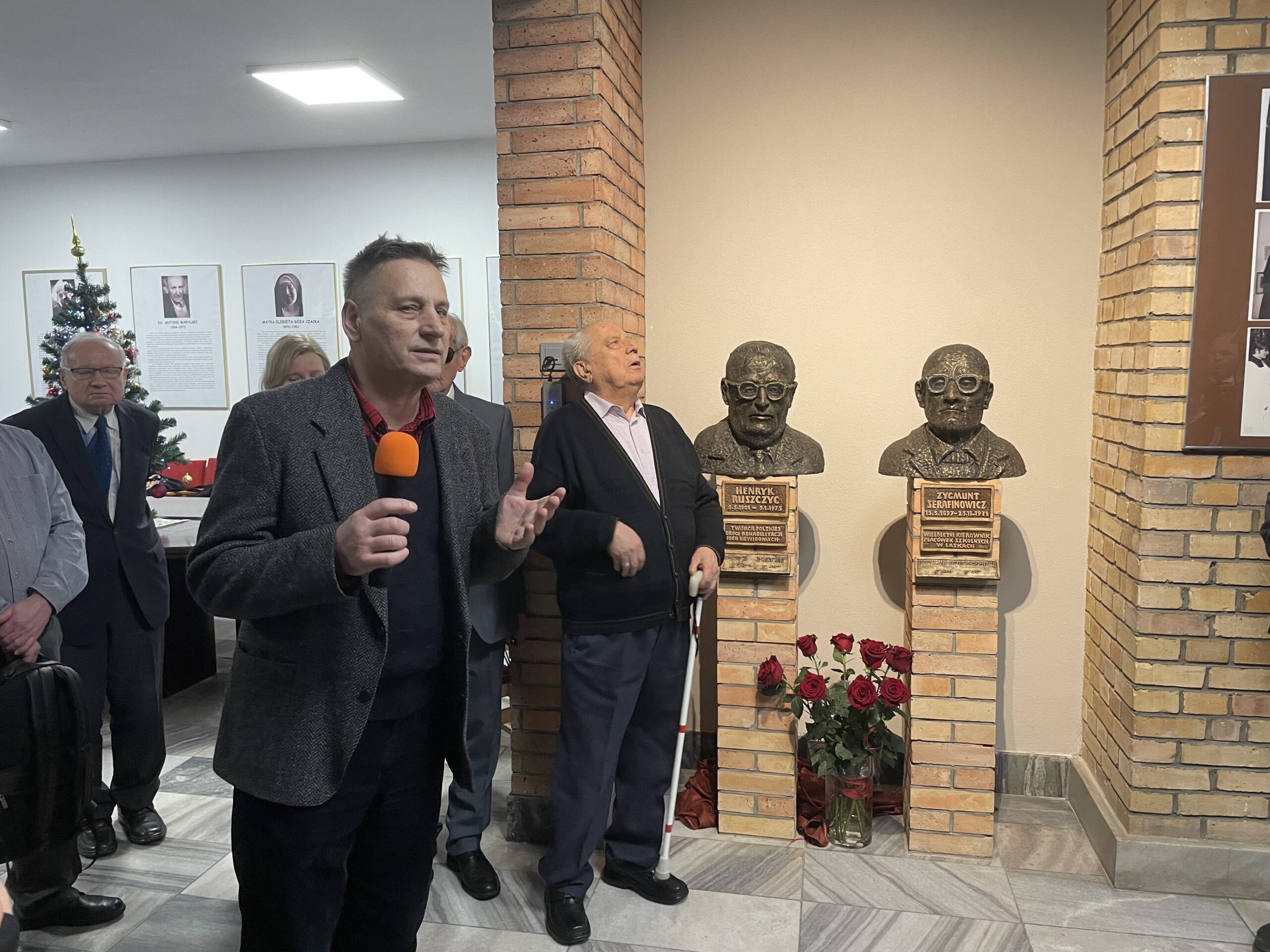 Przemówienie wygłasza autor popiersi, Łukasz Trzeciak.